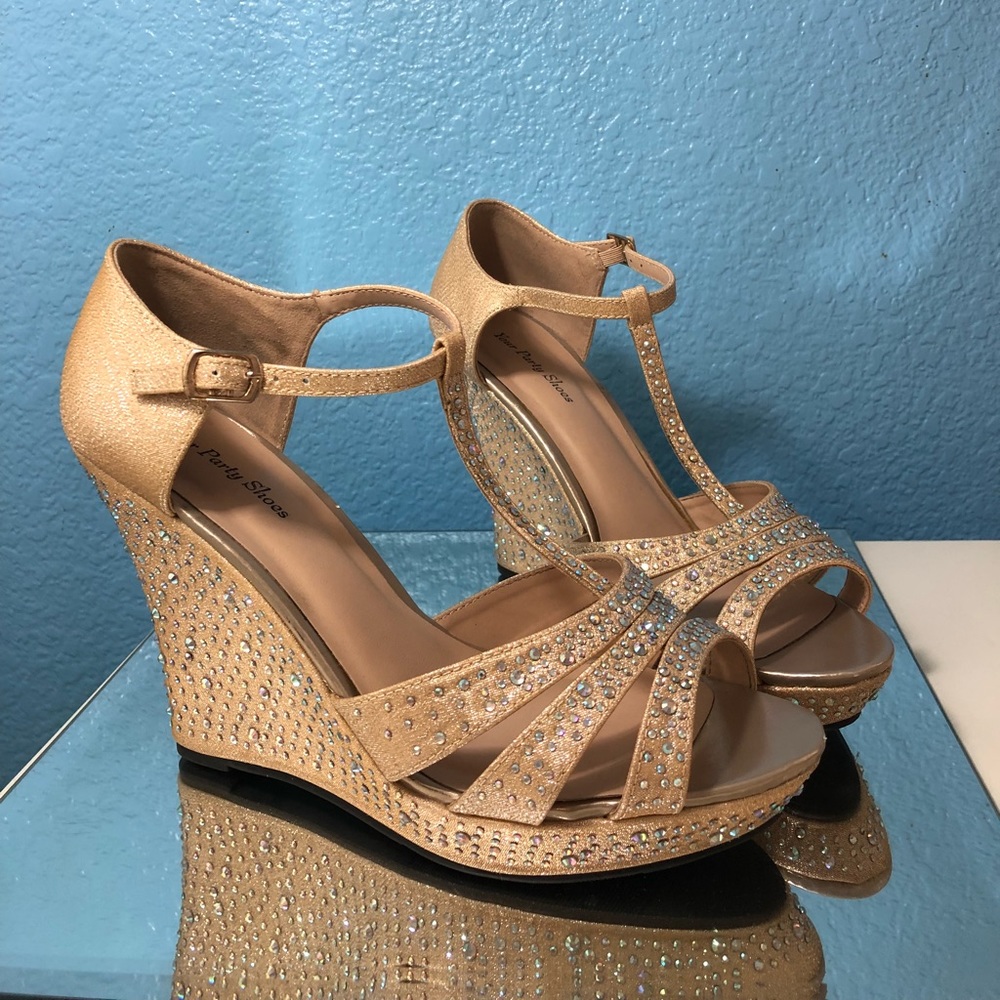 Gorgeous gold heels!